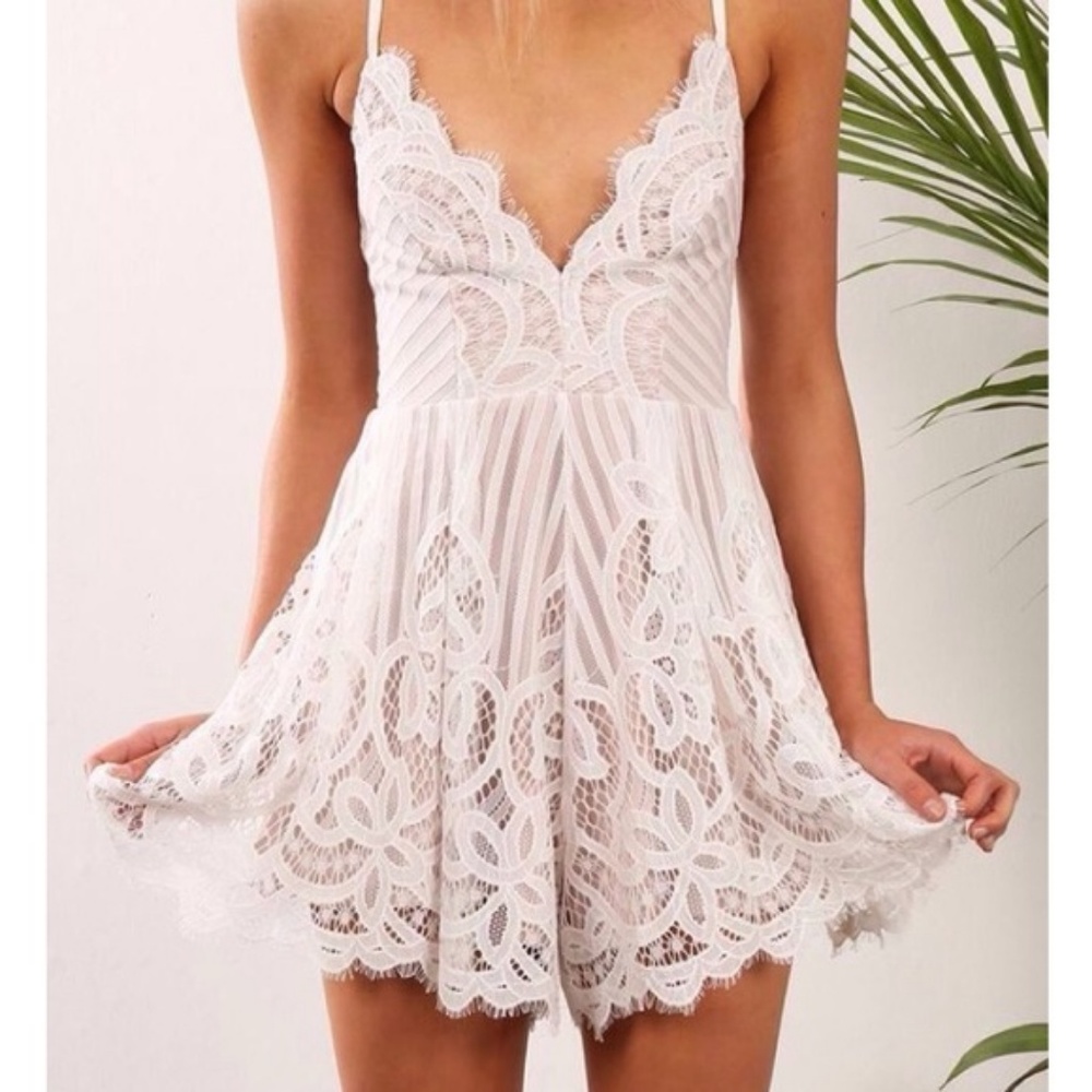 SOLD ‼️ NWT Scallop Lace Romper